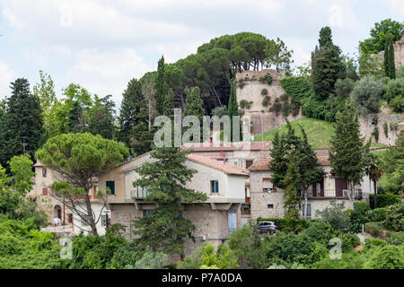 In San Gimignano, der den Blick auf die toskanische Landschaft aus der City Tour (Provinz Siena). Ein San Gimignano, échappée visuelle depuis le tour de Ville. Stockfoto