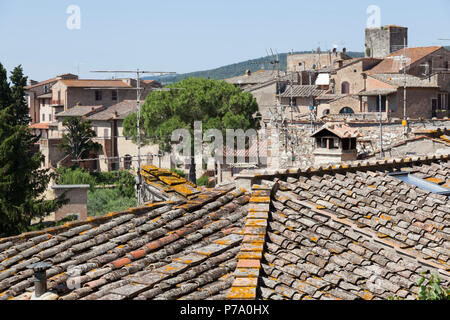 In San Gimignano, ein Blick auf die toskanischen Dächer aus der City Tour (Provinz Siena - Italien). Ein San Gimignano, vue sur les Toits depuis le tour de Ville ( Stockfoto