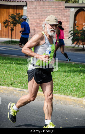 Lima, Peru - 20. Mai 2018: Marathon Lima 42k, Sportveranstaltung, die Athleten sammelt aus der ganzen Welt. Athleten in der volle Marathon Stockfoto