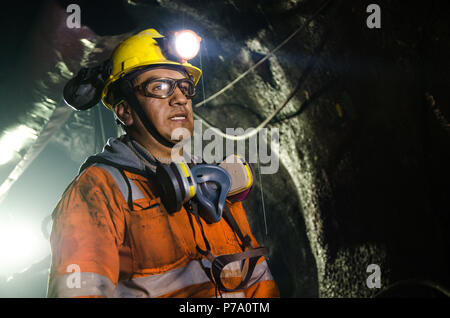 Cerro de Pasco, Peru - 14. Juli 2017: Bergarbeiter in der Grube. Bergmann im Bergwerk auch Uniformierte mit einem Blick des Vertrauens. Stockfoto