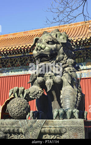 Bronze guardian lion Statue in Yonghe Tempel, Peking Stockfoto