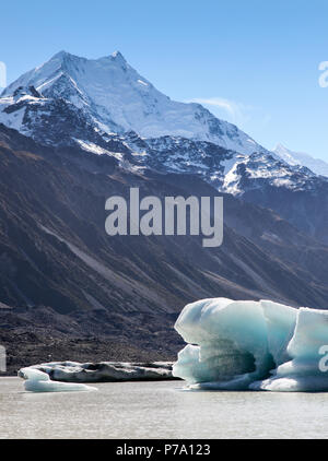 Eisberg schwimmend auf dem Terminal See von Tasman Gletscher auf der Südinsel von Neuseeland. Die sich zurückziehenden Gletscher hat einen See, der mit Ic füllt Links Stockfoto