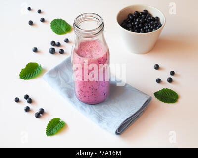 Blueberry Smoothie in einer Glasflasche Stockfoto