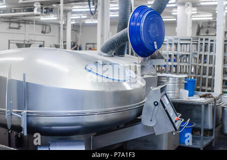 Seitenschneider für Schleifen Fleisch. Wurst Produktionslinie. Prozess der Wurst Herstellung. Die industrielle Fertigung von Würstchen. Fleisch Shop. Stockfoto