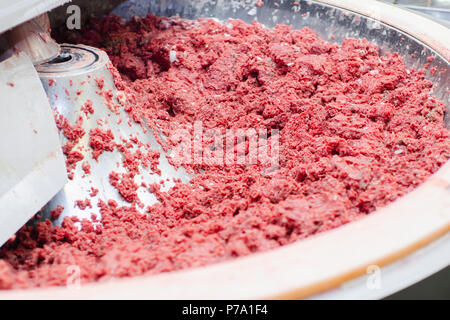 Seitenschneider für Schleifen Fleisch. Wurst Produktionslinie. Prozess der Wurst Herstellung. Die industrielle Fertigung von Würstchen. Fleisch Shop. Stockfoto