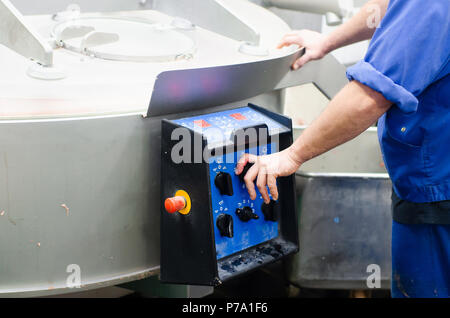 Seitenschneider für Schleifen Fleisch. Wurst Produktionslinie. Prozess der Wurst Herstellung. Die industrielle Fertigung von Würstchen. Fleisch Shop. Stockfoto