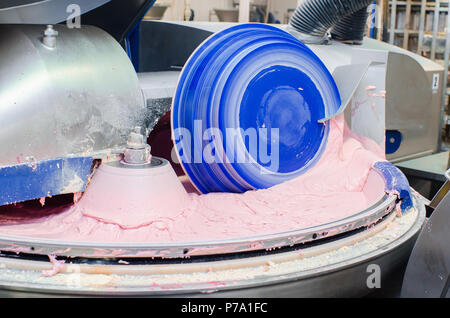 Seitenschneider für Schleifen Fleisch. Wurst Produktionslinie. Prozess der Wurst Herstellung. Die industrielle Fertigung von Würstchen. Fleisch Shop. Stockfoto