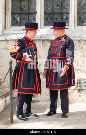 London, Großbritannien - 7. Juni 2017: yeomans Wachen, oder Beefeaters, im Gespräch mit dem Tower von London. In Tudor times gebildet, diese Schutzvorrichtungen geschützt Stockfoto