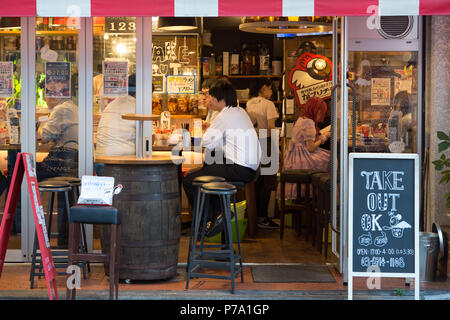 Tokyo, Japan - 23. Juni 2016: Kunde genießen Sie Speisen und Getränke in einem Tokyo Street Cafe Bar in der ikebukero Bezirk. Stockfoto