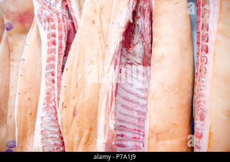 Das Fleisch Fabrik. Schwein am Haken. Schwein Schweine in der Werkstatt der Metzger. Industrielle Verarbeitung von Schweinefleisch. Metzger. Stockfoto