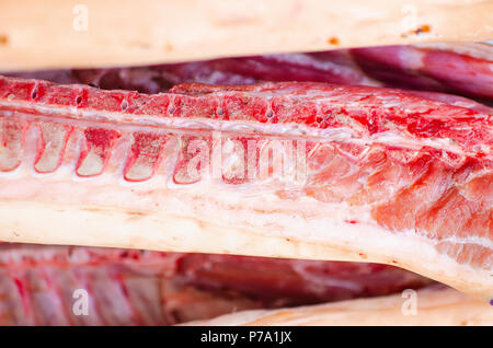 Das Fleisch Fabrik. Schwein am Haken. Schwein Schweine in der Werkstatt der Metzger. Industrielle Verarbeitung von Schweinefleisch. Metzger. Stockfoto