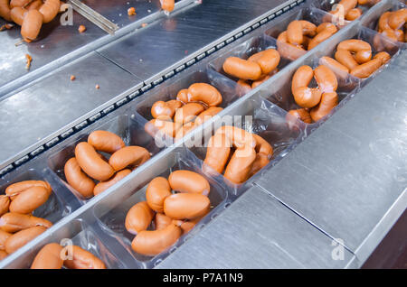 Würstchen. Verpackungslinie der Wurst. Die industrielle Herstellung von Wurstwaren Stockfoto