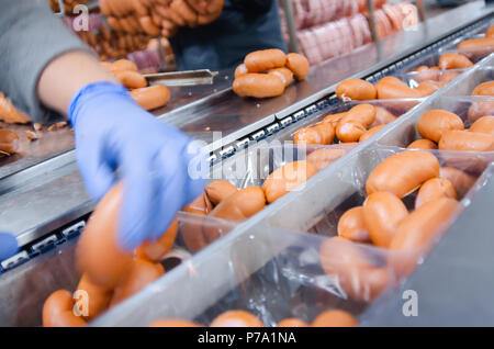 Würstchen. Verpackungslinie der Wurst. Die industrielle Herstellung von Wurstwaren Stockfoto