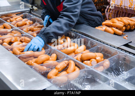 Würstchen. Verpackungslinie der Wurst. Die industrielle Herstellung von Wurstwaren Stockfoto