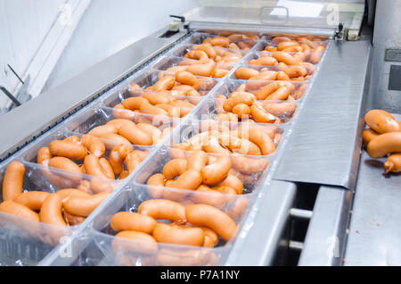 Würstchen. Verpackungslinie der Wurst. Die industrielle Herstellung von Wurstwaren Stockfoto