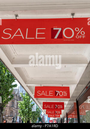 Die ale 70% off' Zeichen außerhalb einer schließen House of Fraser Kaufhaus Stockfoto