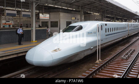 Osaka, Japan - 16. Juni 2016: Die Ikonischen Shinkansen, als der Schnellzug bekannt, zieht in Osaka Station. Bei einer Geschwindigkeit von 320 km pro Stunde, das ist einer der Stockfoto