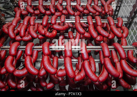 Wurst. Wurst Produktionslinie. Wurst auf dem Zähler für die räucherkammer. Die industrielle Herstellung von Würstchen. Stockfoto