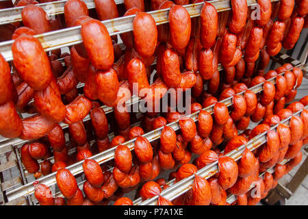 Wurst. Wurst Produktionslinie. Wurst auf dem Zähler für die räucherkammer. Die industrielle Herstellung von Würstchen. Stockfoto