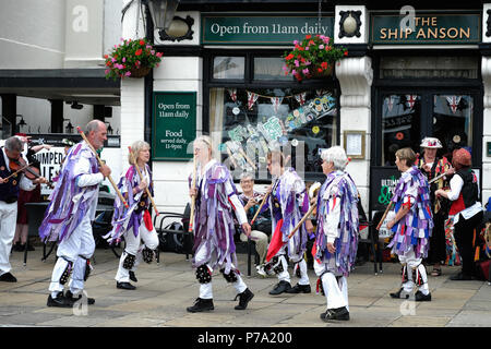 Portsmouth, Großbritannien - 15 Juli 2017: Morris Men Tanz auf den Straßen von Portsmouth während des Tages von Dance Festival. Stockfoto