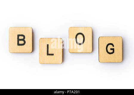 Das Wort Blog buchstabiert mit hölzernen beschriftete Fliesen. Stockfoto