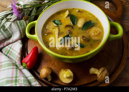 Pilz Suppe in die Grüne rustikale Schüssel auf den Tisch, schließen. Vegetarische gesunde Ernährung Stockfoto