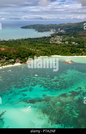 Luftaufnahme von Cote d'Or Strand auf Praslin, Seychellen im Indischen Ozean. Stockfoto