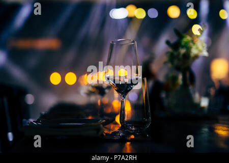 Luxus Tabelle Einstellungen für feine und Glaswaren, schöner Hintergrund verschwommen. Für Events, Hochzeiten. Hochzeiten, Hochzeit detals und Hobeln. Stockfoto