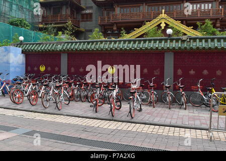 Mobike dockless Gemeinschafts-Fahrräder in der Innenstadt von Guangzhou Bürgersteig geparkt Stockfoto