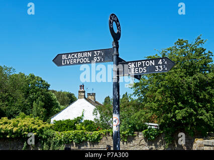 Sign-Abstände auf dem Leeds & Liverpool Canal - in Gargrave, North Yorkshire, England, Großbritannien Stockfoto