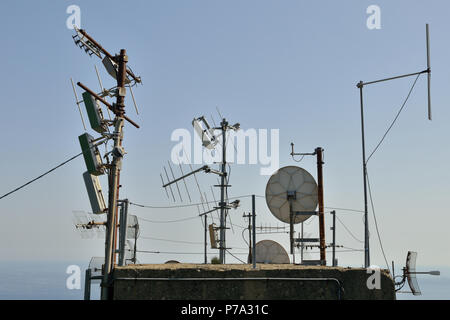 Kommunikation Antennen auf dem Dach Stockfoto