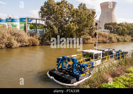 HAIFA, Israel. Dezember 4, 2014. Wasseraufbereitung barge Reinigung des verschmutzten Wassers an den Bach Kischon. Stockfoto