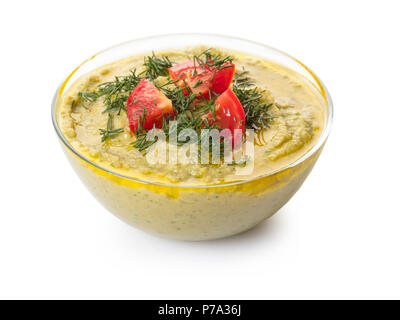 Hummus in Glasschale auf weißem Hintergrund isoliert Stockfoto