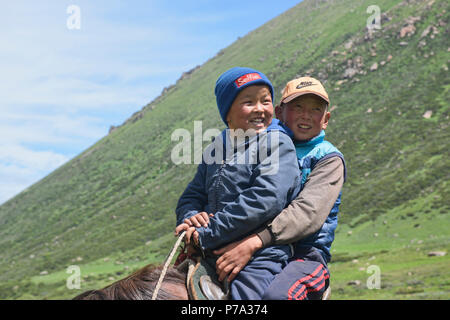 Junge kirgisische Reiter, Jyrgalan Tal, Kirgisistan Stockfoto