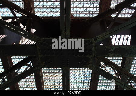 Unter der Clark Street Bridge entlang des Chicago River in Downtown Chicago River Walk in Illinois. Stockfoto