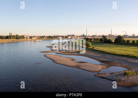 Krefeld, Uerdingen, Blick von der Krefelder Rheinbrücke, rechts sterben Bayer-Werke (chemie-park) Stockfoto