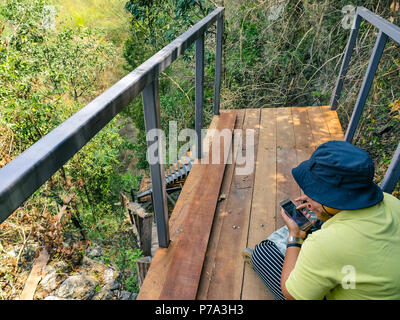 Neue Brücke neben dem hohen Berg für Touristen zu Fuß von Tharlode Noi Höhle zu Tharlode Yai Höhle Stockfoto