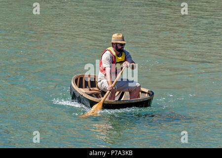 PORTSOY FESTIVAL ABERDEENSHIRE SCHOTTLAND der Experte in einem CORACLE RUDERN IM HAFEN Stockfoto