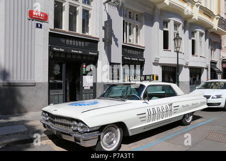 1962 Cadillac Coupe de Ville vor der Hangar Bar, Dušní, Josefov (jüdisches Viertel), Prag, Tschechien (Tschechische Republik), Europa Stockfoto