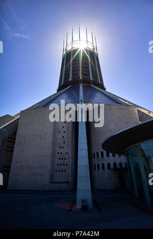 Liverpool katholische Kathedrale main tower mit Sonnenstrahlen aus hinter und lens flare Stockfoto