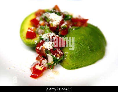 Pico de Gallo mit in Scheiben geschnittenen Avocado Salat Stockfoto