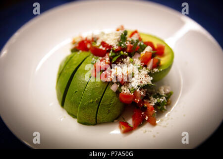 Salat mit Avocado Salsa Cotija Käse und Hot Sauce Stockfoto