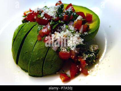 Pico de Gallo mit in Scheiben geschnittenen Avocado Salat Stockfoto