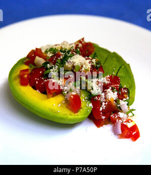 Pico de Gallo mit in Scheiben geschnittenen Avocado Salat Stockfoto