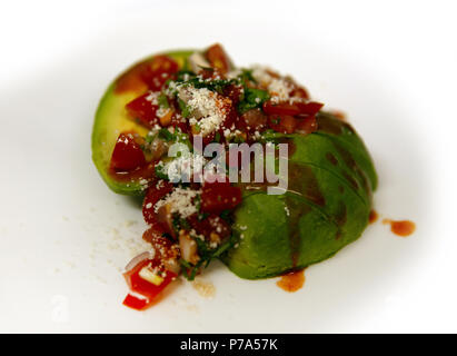 Salat mit Avocado Salsa Cotija Käse und Hot Sauce Stockfoto