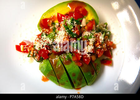 Gefüllte Avocado mit Pico de Gallo Stockfoto