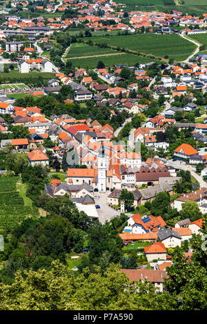 Sommer Blick auf die kleine Stadt in Wachau in der Nähe von Krems, Niederösterreich. Stockfoto