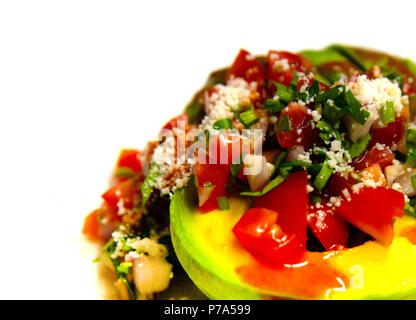 Künstlerische Schuß von Pico de Gallo gefüllte Avocado Stockfoto