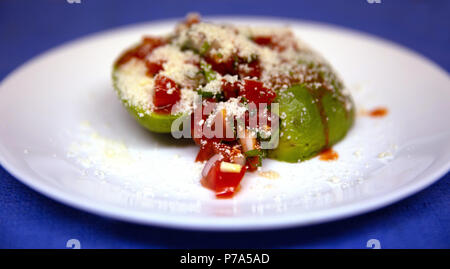 Salat mit Avocado Salsa Cotija Käse und Hot Sauce Stockfoto