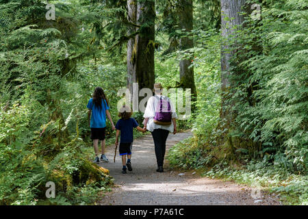 Mutter und Söhne auf der Spur, Buntzen Lake Recreation Area, in der Nähe von Anmore, British Columbia, Kanada Stockfoto